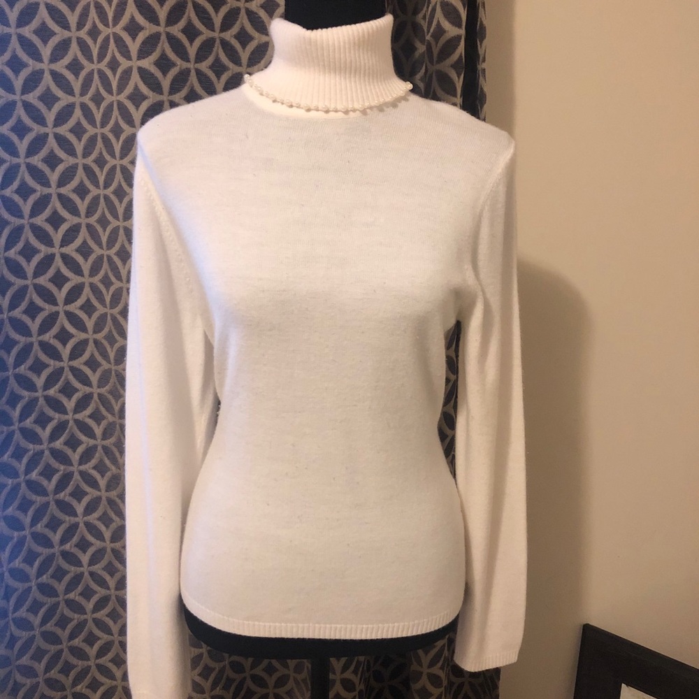 White turtle neck sweater, long sleeves